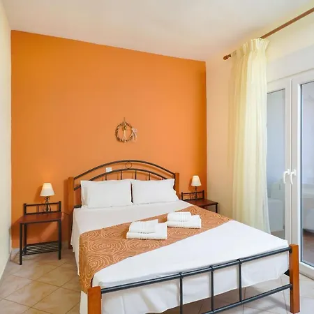 Golden Nest Apartment *