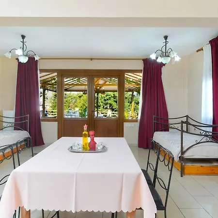 Golden Nest Apartment *